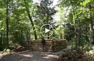 Канадец построил домик в лесу своими руками