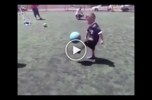 Маленький мальчик показал мастерское владение мячом