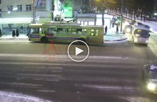 Невозмутимую женщину сбили с ног на пешеходном переходе в Ярославле