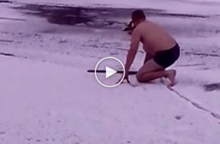 Спасение собаки, провалившейся под лед