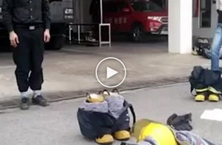 Скорость и навык. Китайский пожарный одевается за несколько секунд