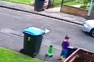 Этот мусорщик не до конца понял, что хочет от него этот малыш