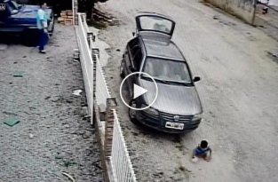 Маленький ребенок чудом уцелел, попав под машину
