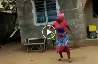 Женщина в Африке испугалась летающего объекта