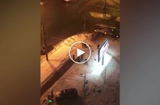 Жители Петербурга избили водителя, сбившего 17-летнюю девушку