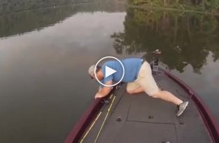 Рыбалка на кота. Рыбаки случайно выловили маленького котика из реки