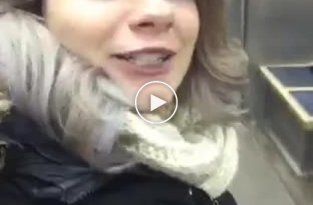 Девушка решила спеть в вагоне метро, думая, что её никто не слышит