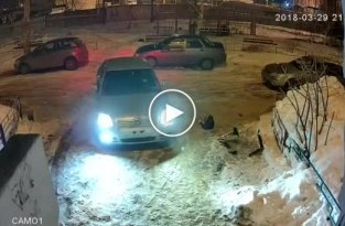 В Воронеже пьяный водитель врезался в припаркованную машину и уехал