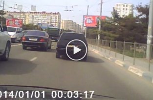 Фееричный Мерседесовод устроил аварию в Севастополе (мат)