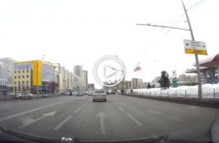 Женщина не успела проехать перекресток на зеленый в Казани