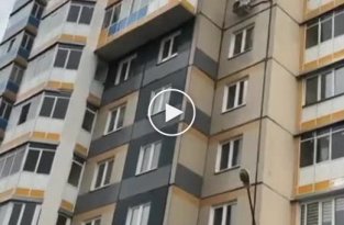 Житель Красноярска сорвался с балкона, отбиваясь от полиции