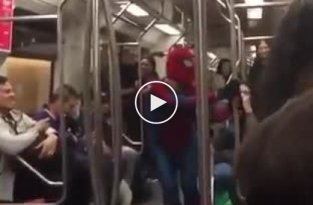Танец Человека-паука в вагоне метро