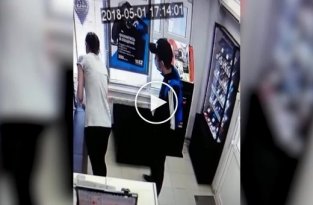 В Волгограде грабитель порезал лицо сотруднице салона сотовой связи