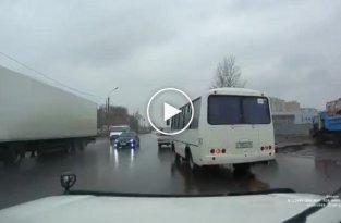 В Омске водитель Волги отвлекся и устроил массовое ДТП