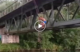 Неудачный прыжок в реку с качели