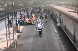 В Индии военный вытащил девочку из-под колес поезда за секунду до гибели