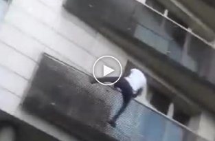 Храбрый парень спас повисшего на балконе ребенка