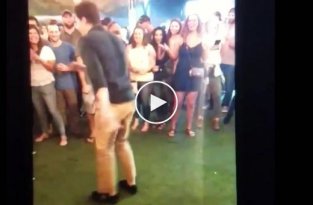 Агент ФБР случайно подстрелил посетителя ночного клуба во время танца
