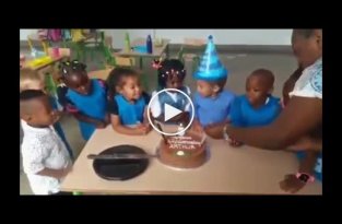 Маленькие дети увидели впервые торт с фейерверком
