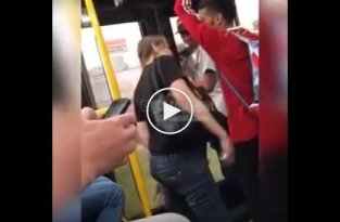 Нетрезвая жительница Казани сцепилась с колумбийцем в автобусе