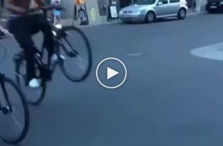 Чернокожий осваивает велосипед