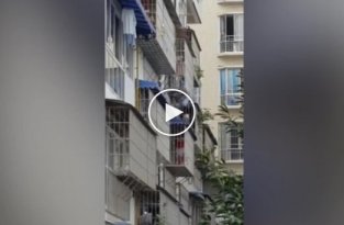 Старик спас малыша, который вывалился с третьего этажа