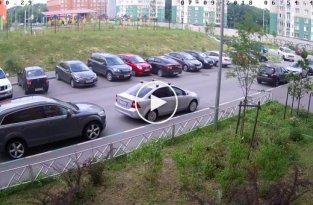 Женщина протаранила несколько автомобилей, выезжая с парковки