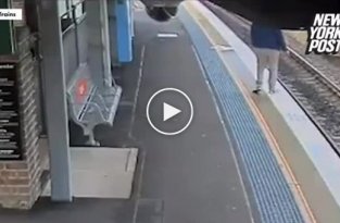 Очевидец спас мужчину, упавшего на рельсы перед прибытием поезда