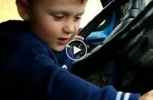 Мальчик изображает водителя (мат)