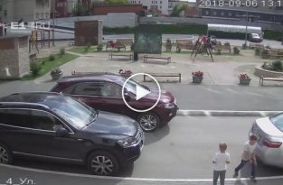 В Екатеринбурге женщина сбила ребенка во дворе жилого дома