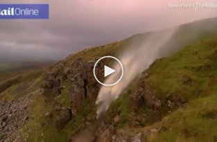 Сильнейшие ветры шторма Хелен в Великобритании подняли вверх водопад