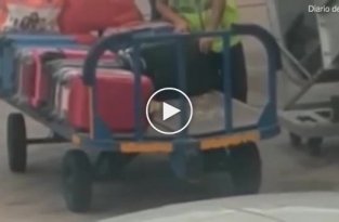 Грузчик ворует вещи пассажиров в аэропорту на Ибице