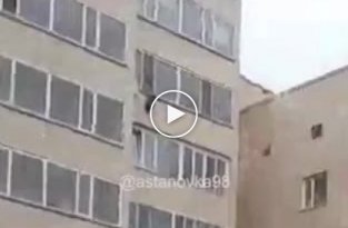 В Астане мужчина поймал ребенка, выпавшего из окна 10-го этажа