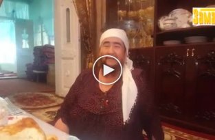 Казахстанская пенсионерка растила бороду 35 лет, и теперь муж ею гордится