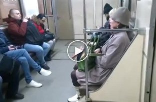 Женщина вызвала полицию в вагон метро из-за девушки с музыкой в наушниках