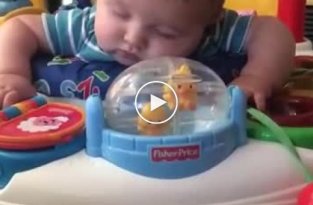 Сонный малыш не может определиться спит он или играет