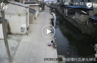 В Китае курьер спас девочку, которая упала в водоем и начала тонуть