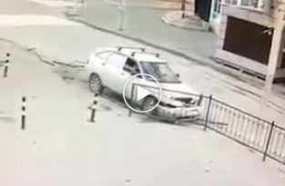 В Ростове Лада влезалась в ограждение и загорелась, а водитель убежал
