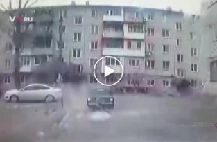 В Волгоградской области угонщик попытался скрыться от полиции, но опрокинул машину на бок