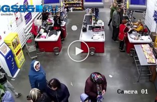Женщина родила ребенка на кассе в магазине
