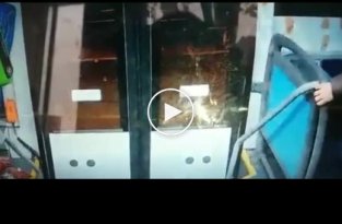 Женщину-контролера и пассажира нокаутировали в автобусе под Москвой