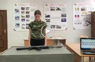Школьница разбирает АК-74М на скорость