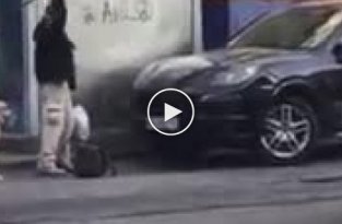 В Днепре мужчина громил припаркованные автомобили