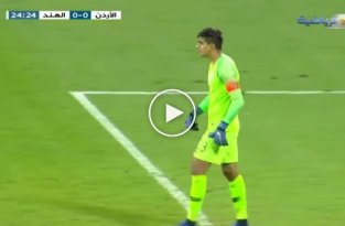 Вратарь сборной Иордании Амир Шафи забил гол мощным ударом через все поле