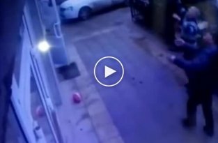 Прохожие в Махачкале поймали девочку, которая выпала из окна пятого этажа