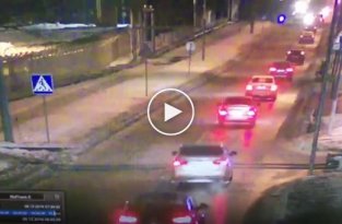 В Москве водитель Nexia решил объехать пробку и влетел в ковш трактора