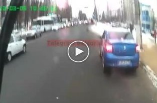 В Белгороде водитель на BMW хотел проскочить но влетел в пешеходов на тротуаре