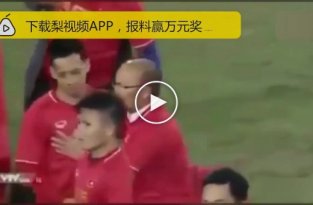 Вьетнамский футболист попытался поцеловать своего тренера в честь победы на чемпионате