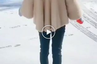 Девушка-циркуль рисует ногами на снегу