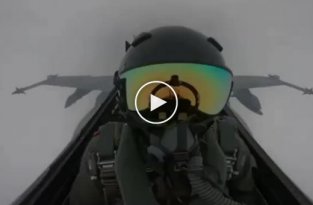 Удар молнии в кабину истребителя ВВС Кувейта